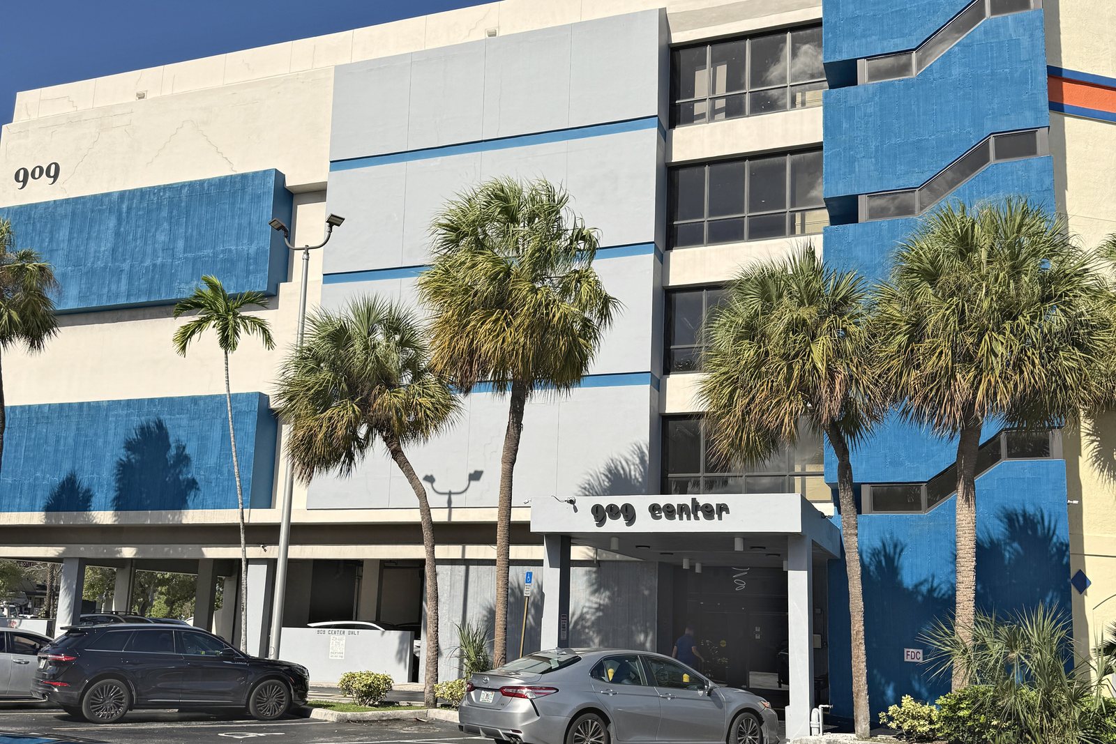 The front entrance of the 909 Center building on N Miami Beach Blvd